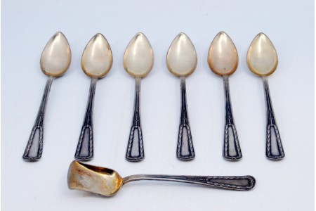  Conjunto de seis colheres de café e pá de açúcar em prata com frisos nos cabos.